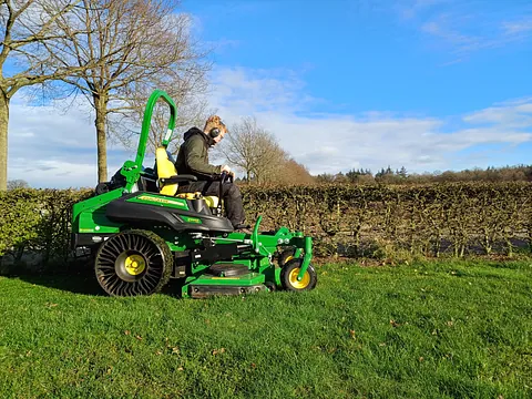 [Onderhoud particuliere tuin met zero turn maaier John Deere]